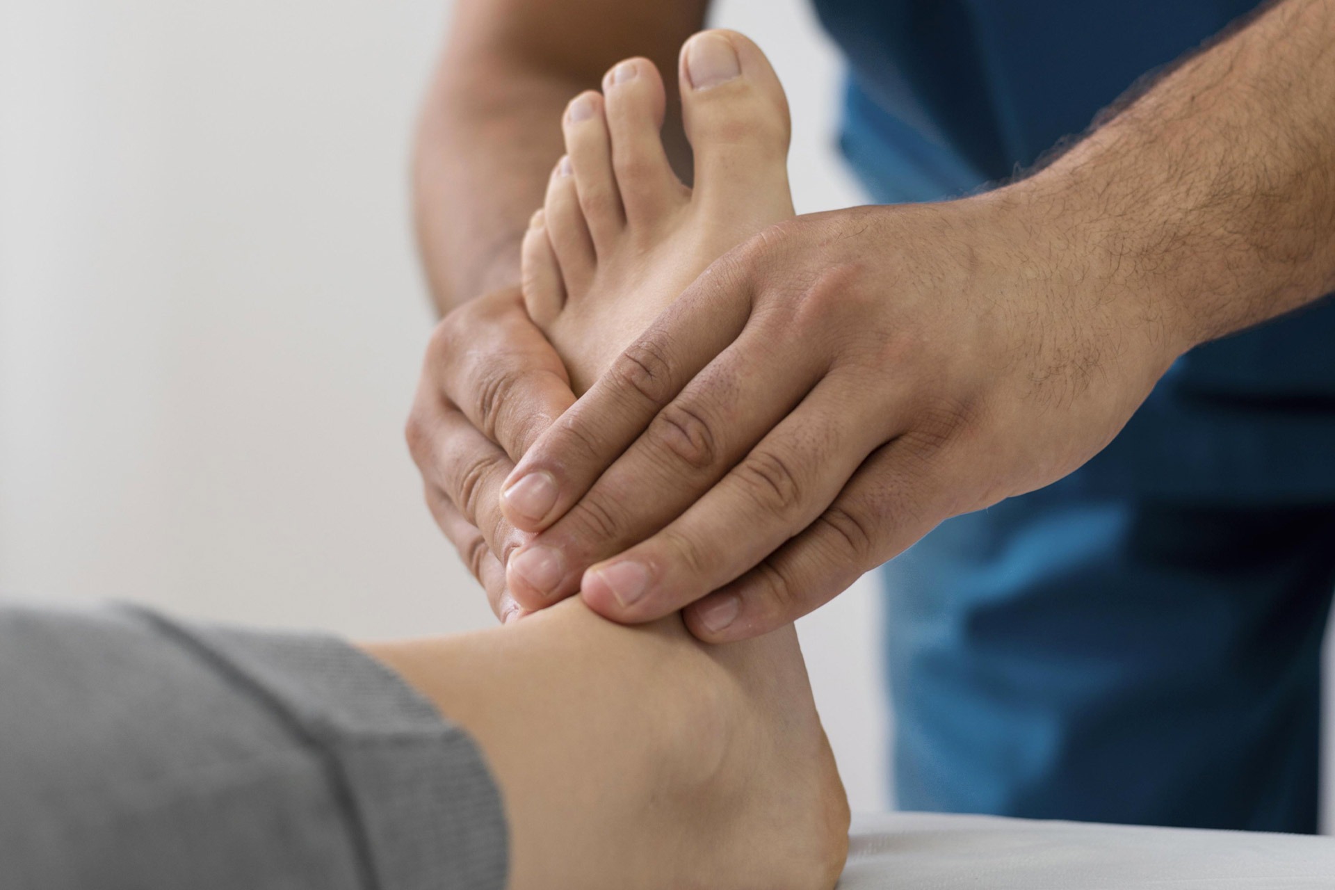 Camminare nella bella stagione: quando i piedi chiedono attenzione